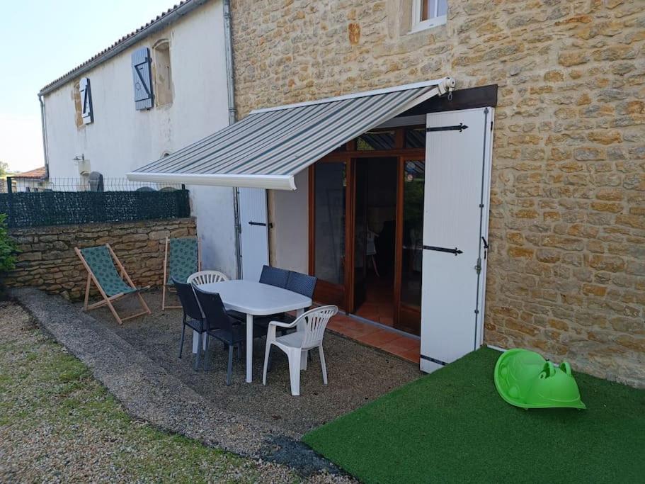 Charmante Maison En Pierres Sainte-Radegonde-des-Noyers ภายนอก รูปภาพ