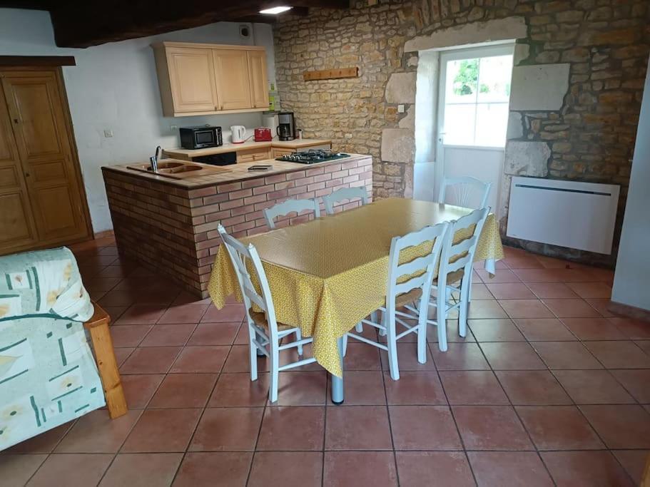 Charmante Maison En Pierres Sainte-Radegonde-des-Noyers ภายนอก รูปภาพ