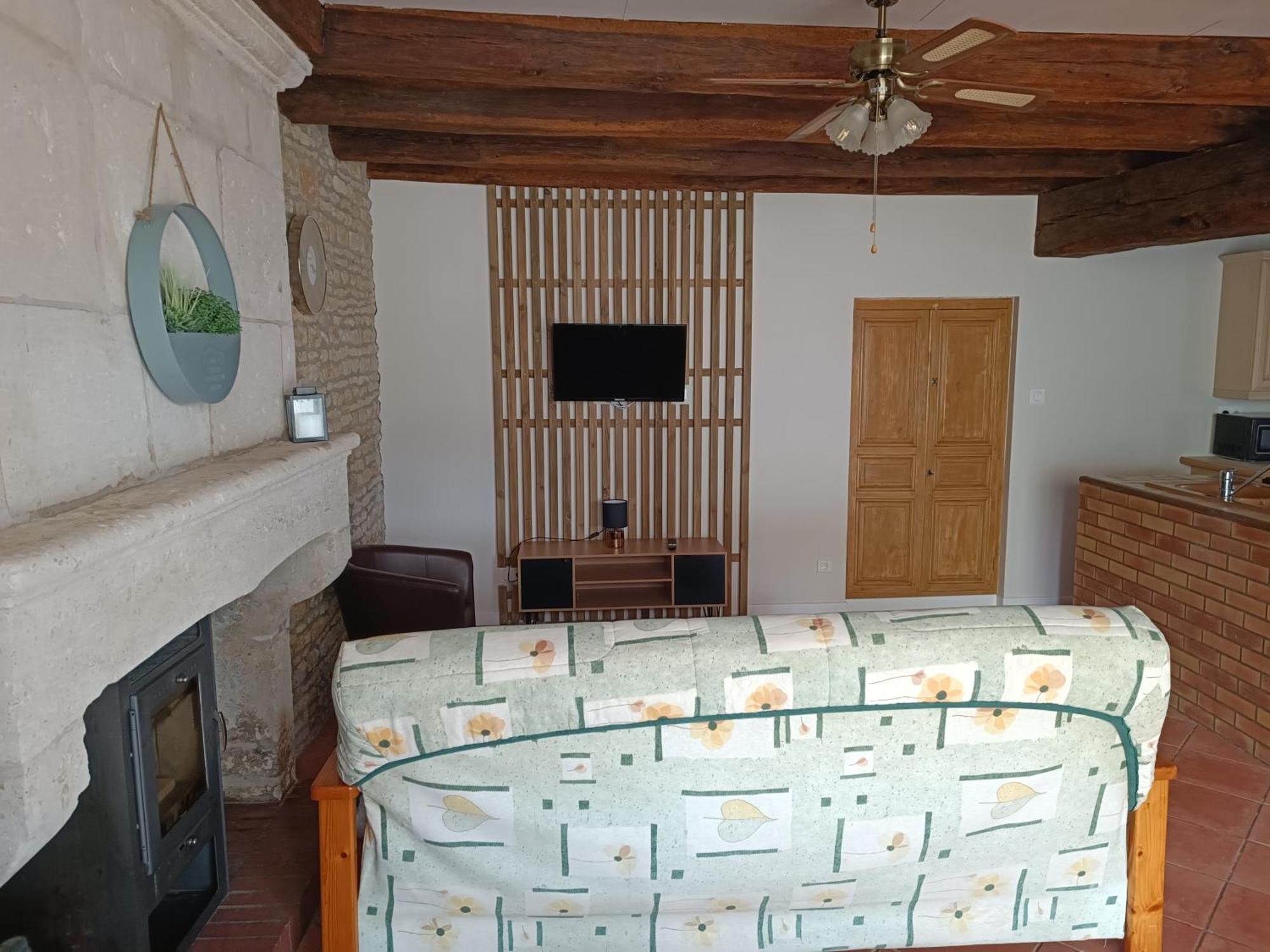 Charmante Maison En Pierres Sainte-Radegonde-des-Noyers ภายนอก รูปภาพ